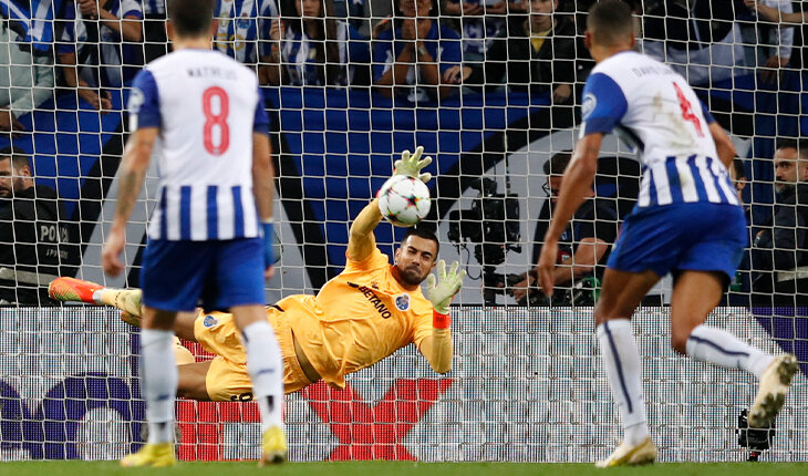 Вратарь «Порту» сделал ассист и отразил пенальти в матче ЛЧ. Такого раньше не было