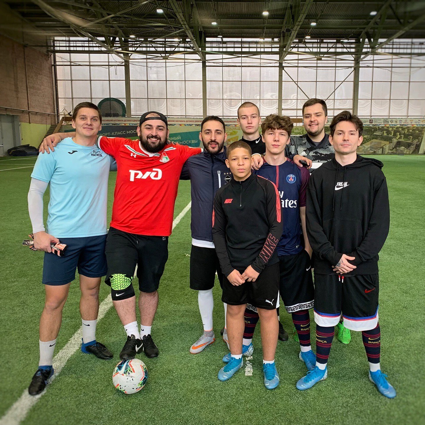 Брейн – крайний справа в заднем ряду