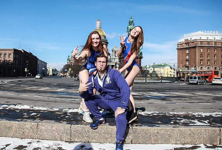 Спортсменки из ватерпольного клуба «Диана» Санкт-Петербург разделись в центре города прямо в день выборов президента.