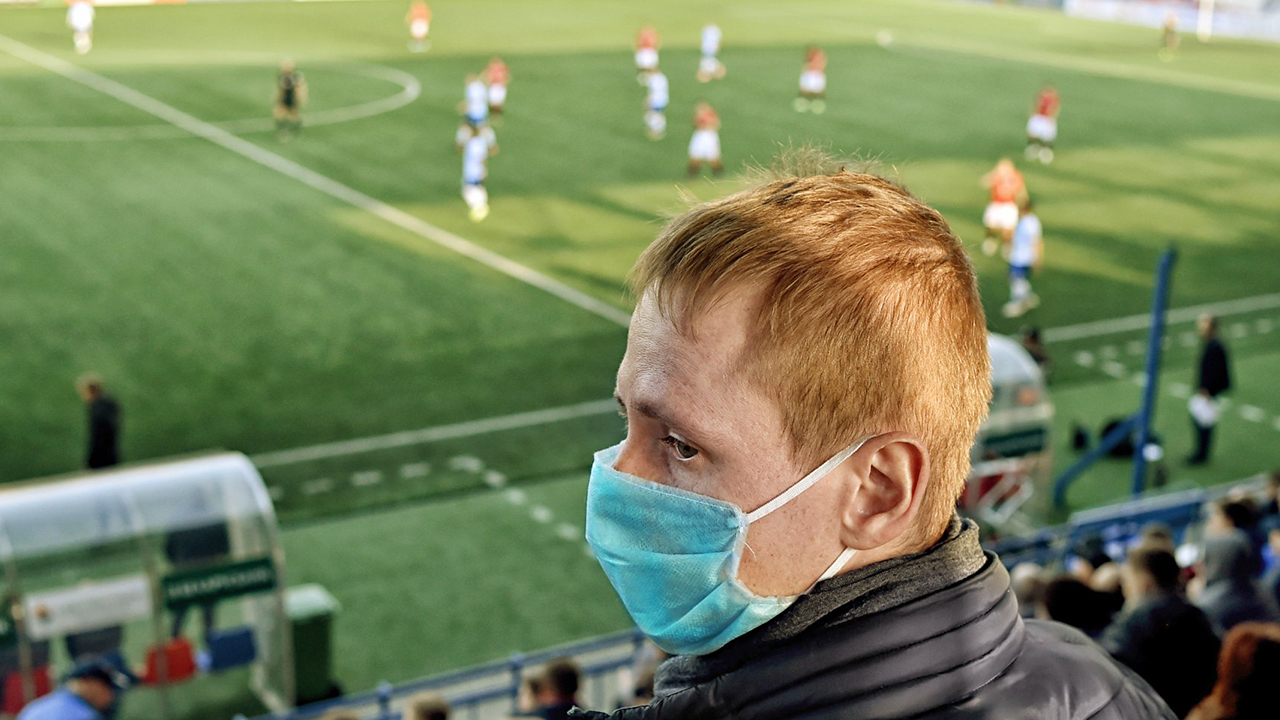 «Футболисты в Беларуси болели ковидом, а федерация заставляла команды играть. Это - политика»