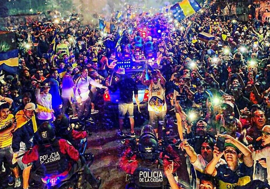 Фанаты «Боки» очень красиво проводили команду в Мадрид – с салютом и желто-синим дымом