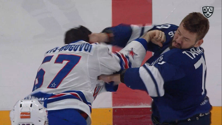 «Динамо» и СКА начали новый матч с драки: игроки сбросили краги, шлемы и мощно зарубились