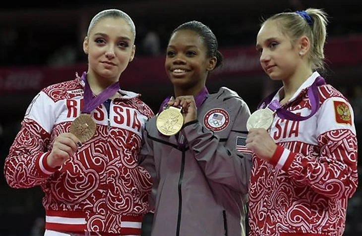 Алия Мустафина, Габриэль Дуглас, Виктория Комова. Лондон 2012.