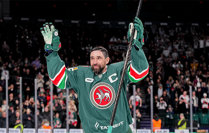 Последний матч Даниса Зарипова: сделал круг почета, обнялся с тренером «Магнитки» и посмотрел чужой хет-трик