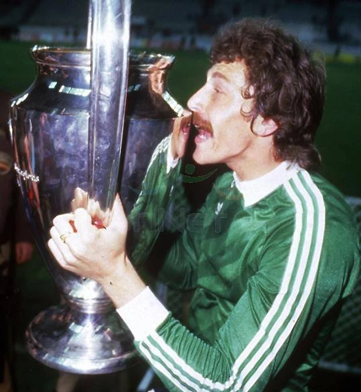 Голкипер &quout;Стяуа&quout; Хельмут Дукадам.