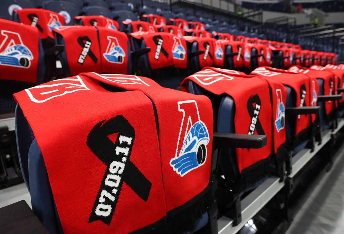 Мемориалы, шарфы на пустых креслах, минута молчания и памятные ролики. В КХЛ вспоминают «Локомотив»