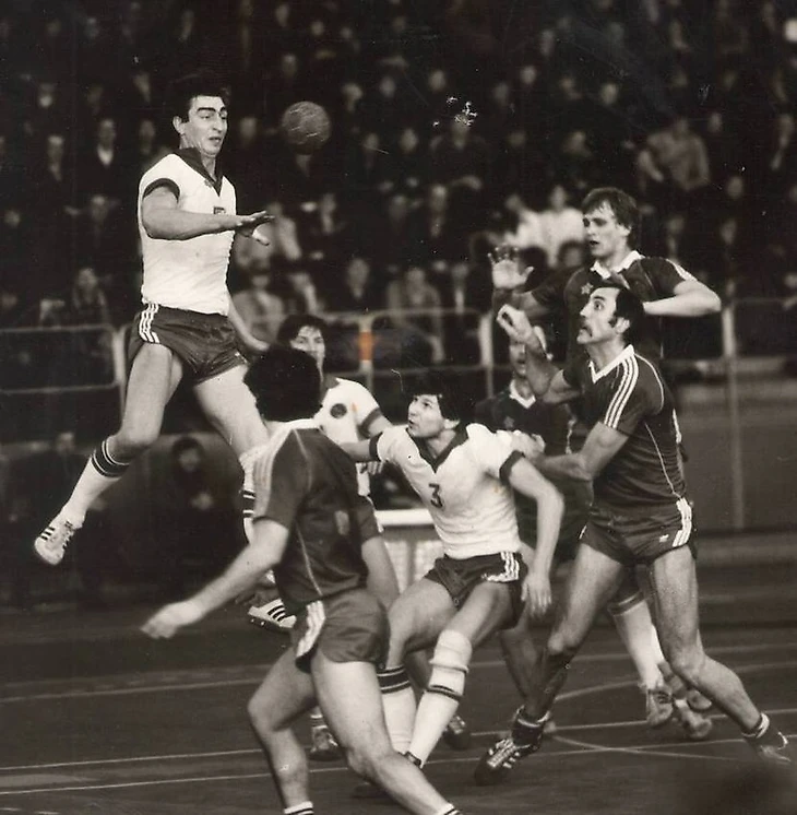 Владмир Михута против ЦСКА. В центре защиты Евгений Чернышев