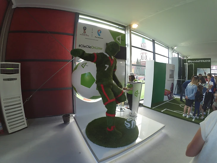 зеленый футболист в парке футбола