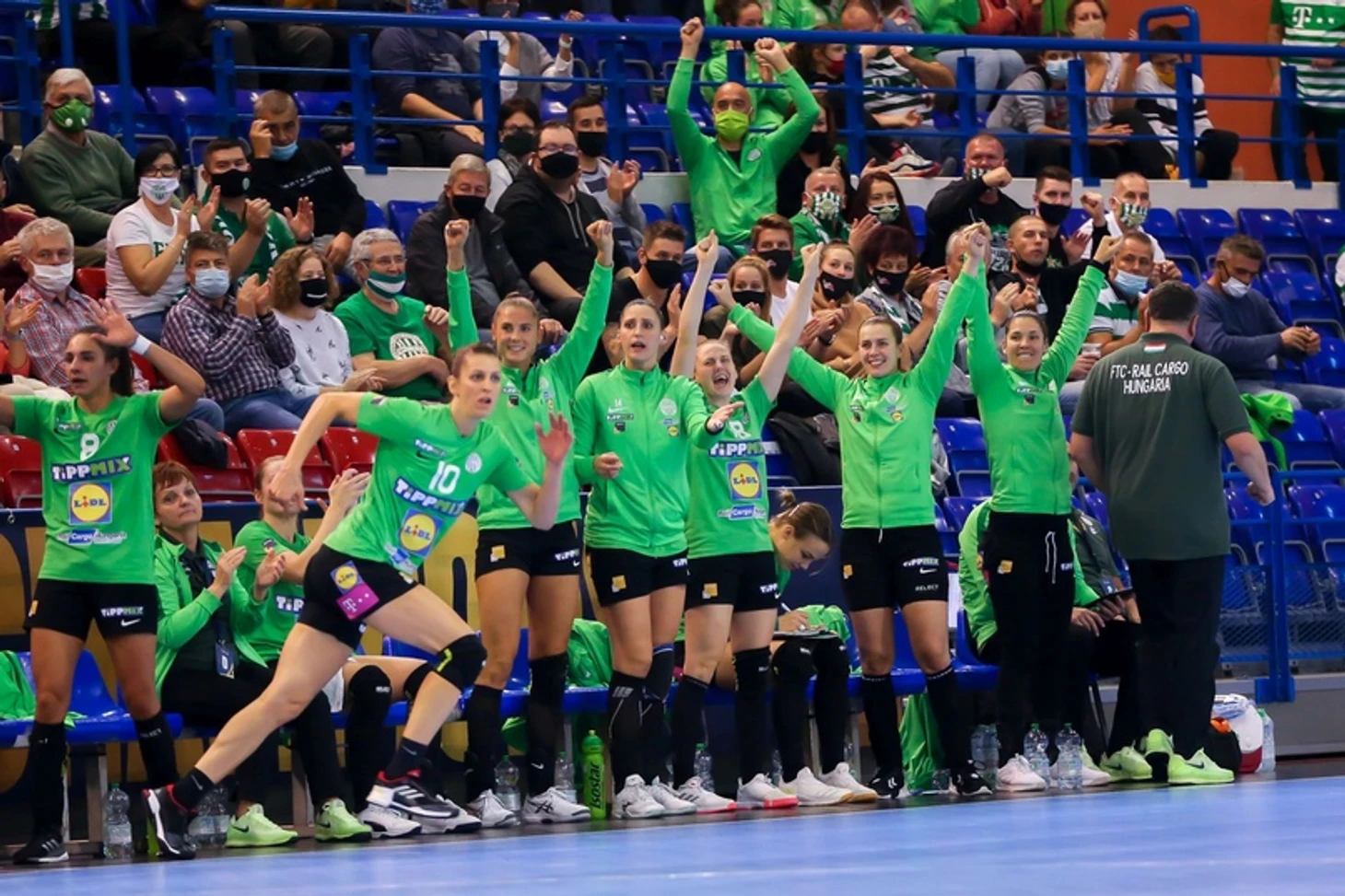 Лига чемпионов. Ударные концовки "Ференцвароша" и "Меца". Имена солисток — Ангела и Ольга, изображение №2