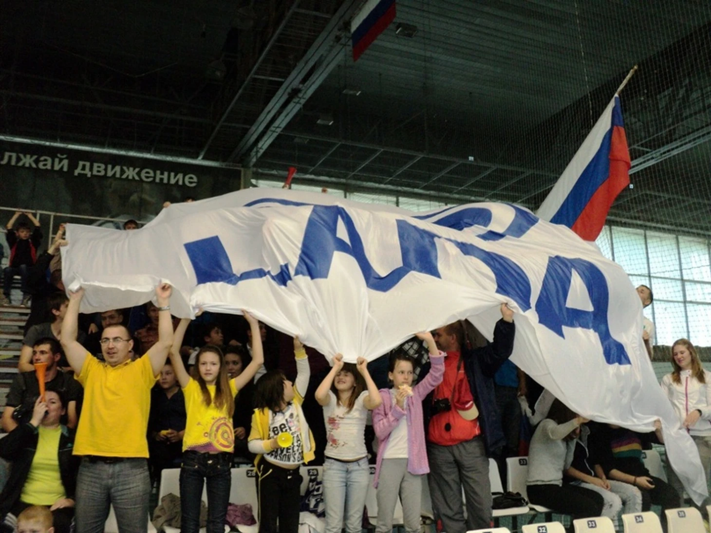 Фанатские истории. Барабанщик из Автограда, шампанское из Кубка ЕГФ, плакаты в защиту кумиров, изображение №6