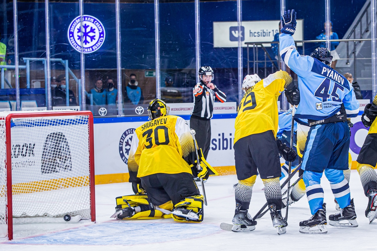 Фантастика в КХЛ: игрок бросил со вбрасывания – и забил. Даже не смотрел на ворота!