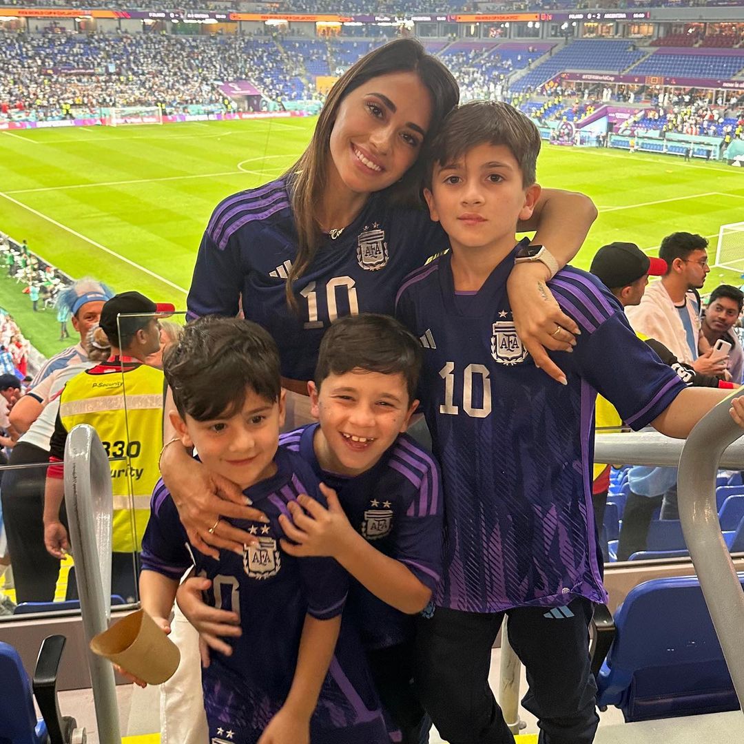 В Катар приехали жены, девушки и дети многих игроков. Милейшая поддержка 😍  - Ultras Action - Блоги - Sports.ru