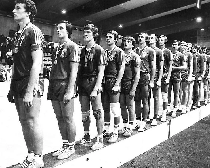 1979. Молодежная сборная России — чемпион мира. Владимир Михута — в конце строя