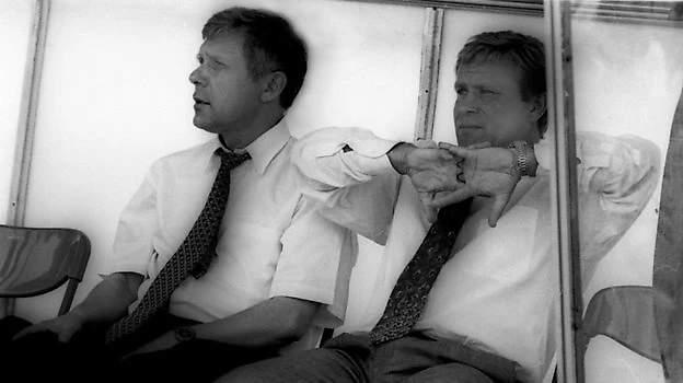 1996 год. Корней Шперлинг (слева) и Леонид Ткаченко на тренерской скамейке «Балтики». Фото Александр Федоров, &quout;СЭ&quout;
