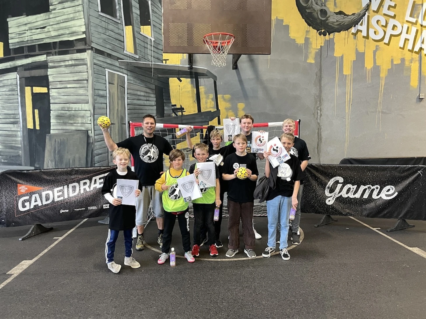 Сорен Гулдберг Кьяр (слева) и его подопечные из датского города Брамминг