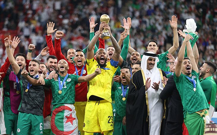 Алжир не проигрывает 42 матча (ну минимум 26) – сейчас они сильнейшие в Африке. Сборную поднял жесткий тренер, который воюет с прическами