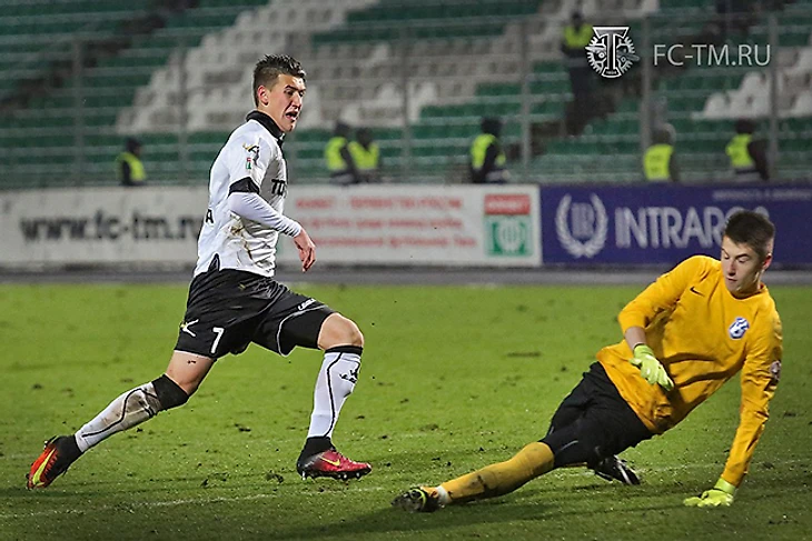 Нападающий Торпедо Дамир Трегулов забивает очередной гол
