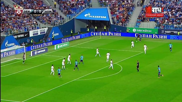 Обратите внимание на игру Ахмата в своей штрафной. 3 центральных защитника плотно опекают соперника. Мохамади, располагающийся чуть дальше вскоре сместится к ним. Эпизод закончится лишь пасом назад от Кузяева