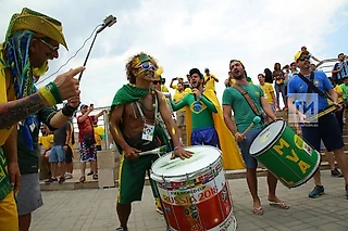 Карнавал в центре Казани: бразильские болельщики встретили свою сборную в столице Татарстана