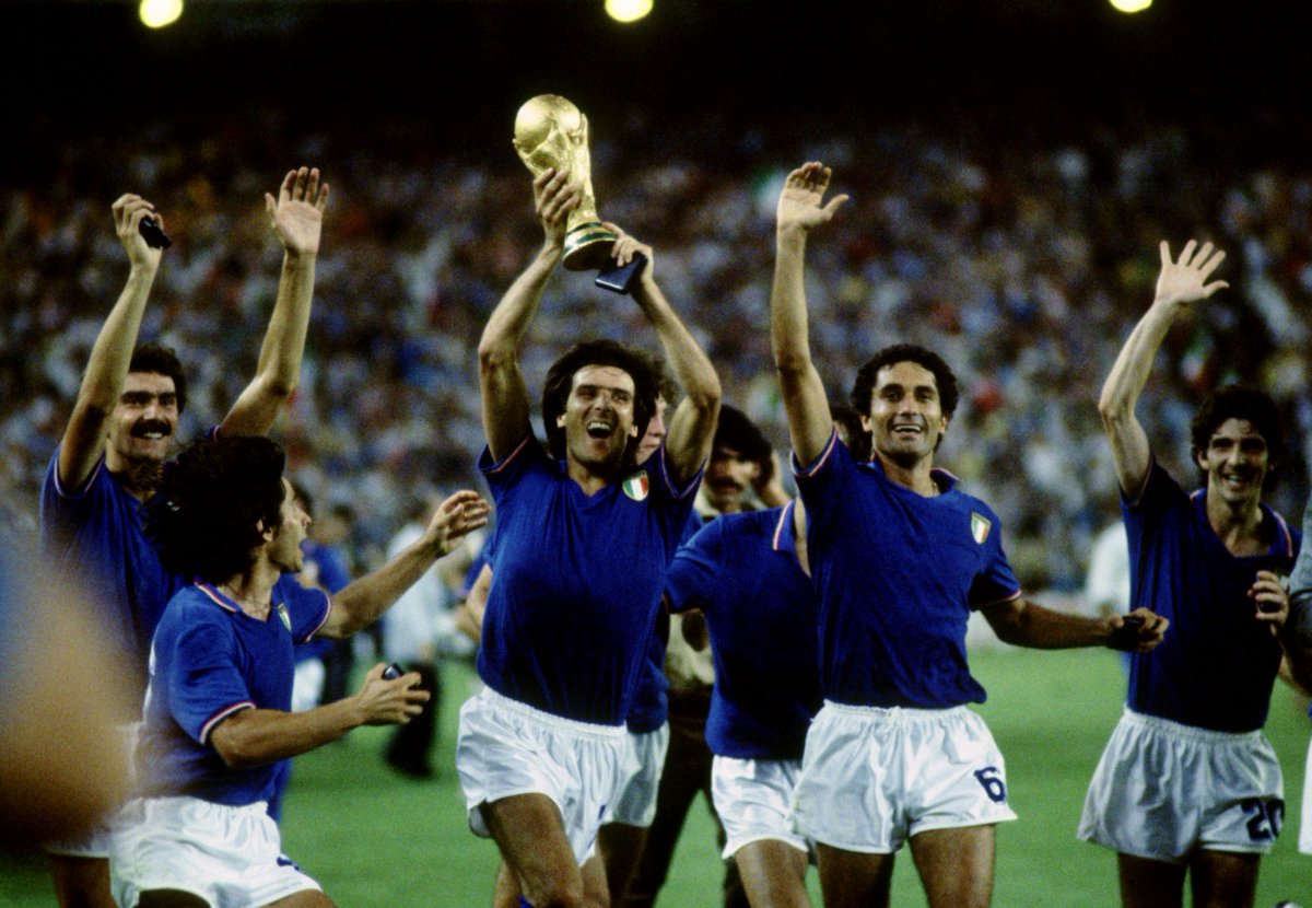 Italy world cup. Италия чемпион мира 1982. Сборная Италии 1982 финал. Италия ФРГ 1982. Сборная Италии по футболу 1982 года.