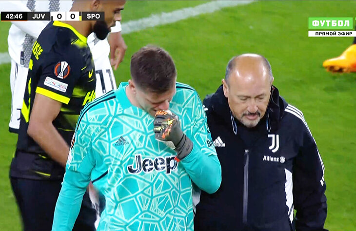 «Было трудно дышать». Стало страшно за Шченсного: схватился за сердце и ушел с поля в слезах