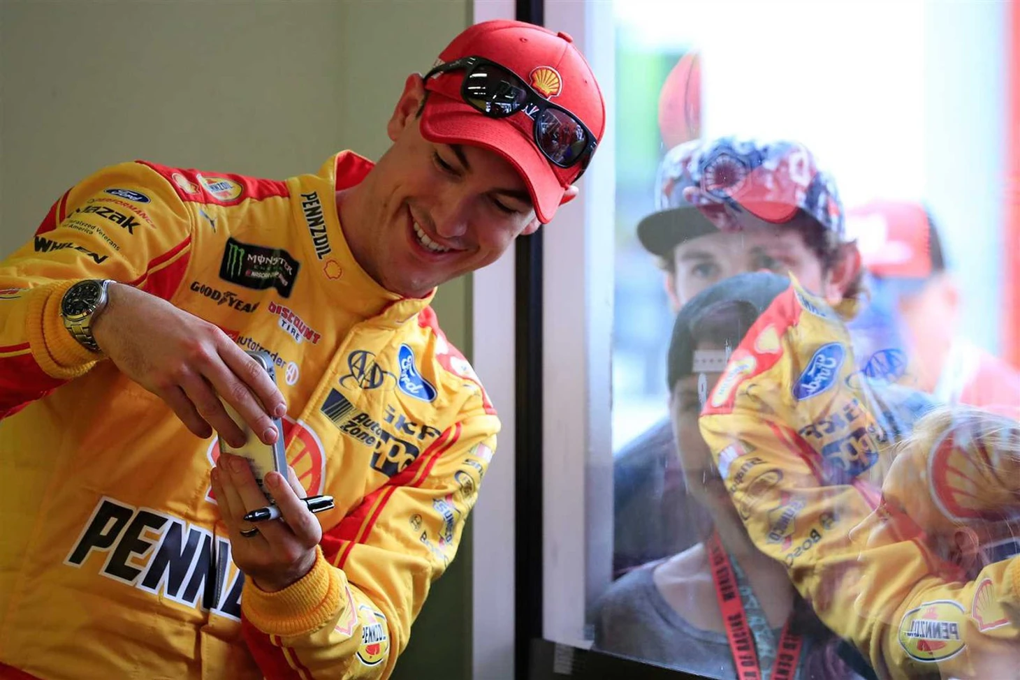 https://photobooth.cdn.sports.ru/preset/post/c/02/cf70f677a4666a40f61f4eb0fd916.jpeg