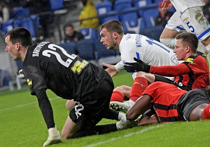 Красная Ахметову – ошибка, пенальти за объятия с Комличенко был. Эксперты снова нашли ключевые судейские косяки