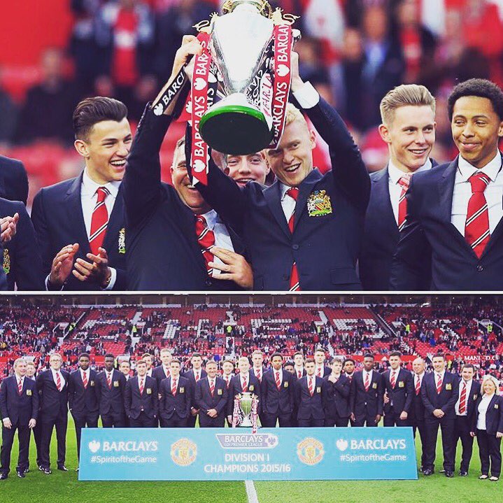 Команда «Манчестер Юнайтед U21» получила заветный трофей