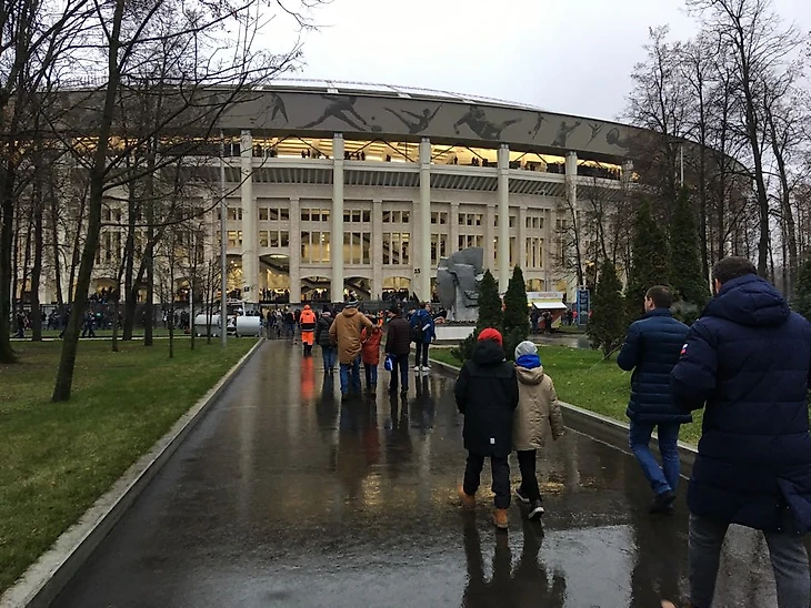 Дорожки к стадиону привели в порядок. И это радует, хотя ремонт на территории ещё продолжается.