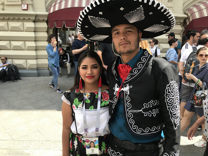 Мексиканские мужчина и женщина в национальной одежде - векторизованный клипарт