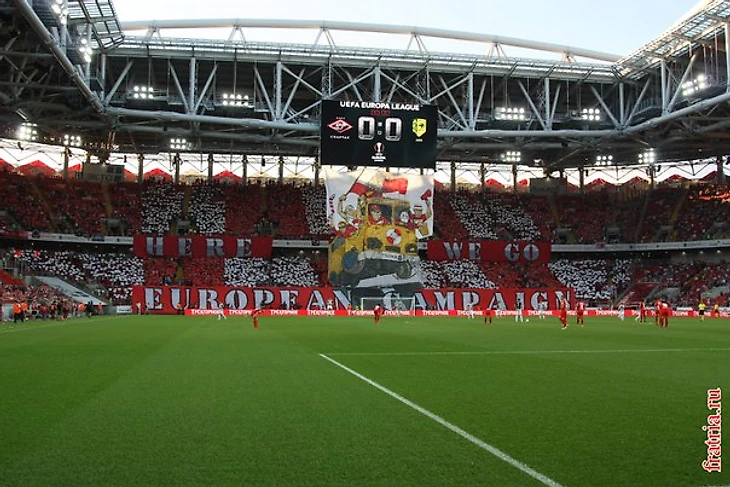 На фото Болельщики Спартака готовятся к яркой но короткой европейской кампании своей команды.