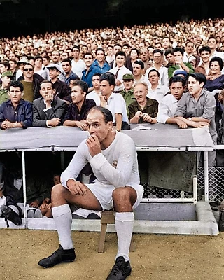 Альфредо Ди Стефано курит на скамейке запасных. 1964 год