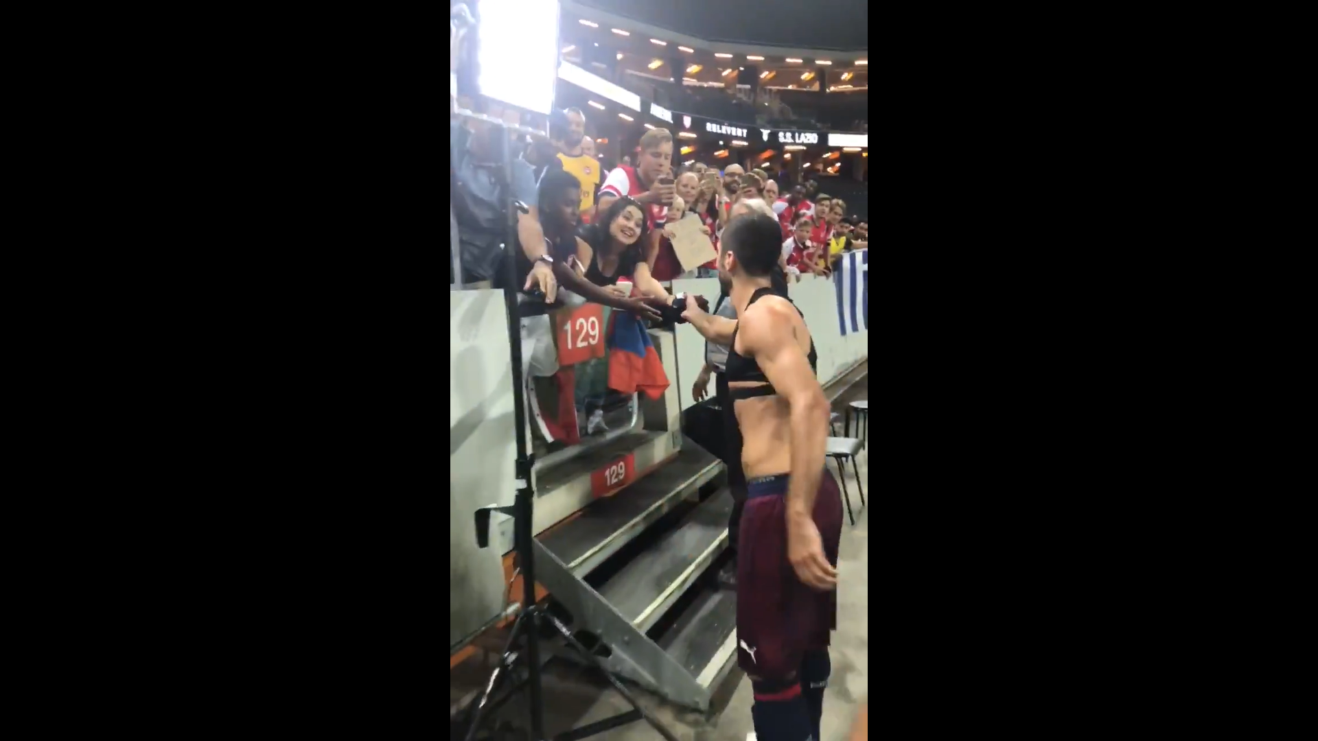 Мхитарян после матча отдал футболку болельщице из Армении