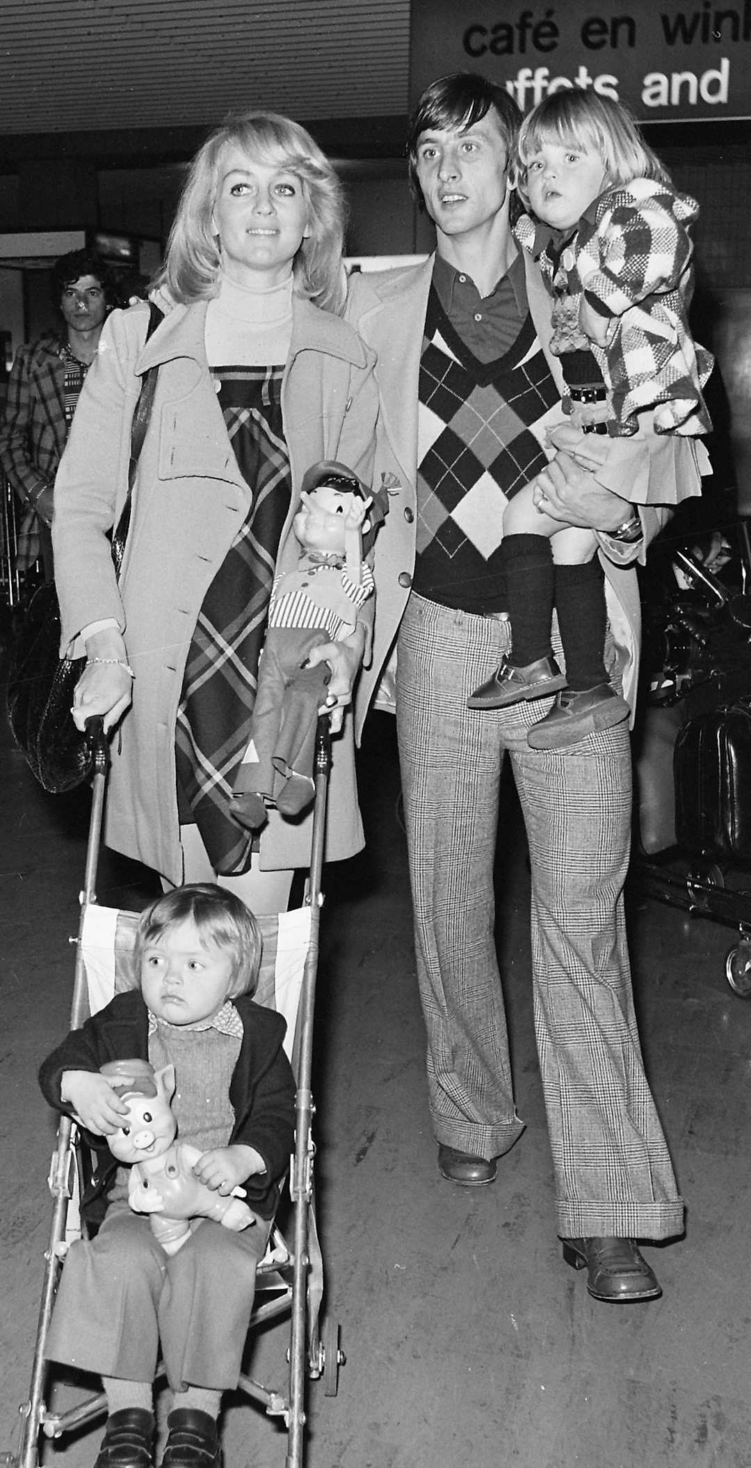 Johan_Cruijff_with_family_1973