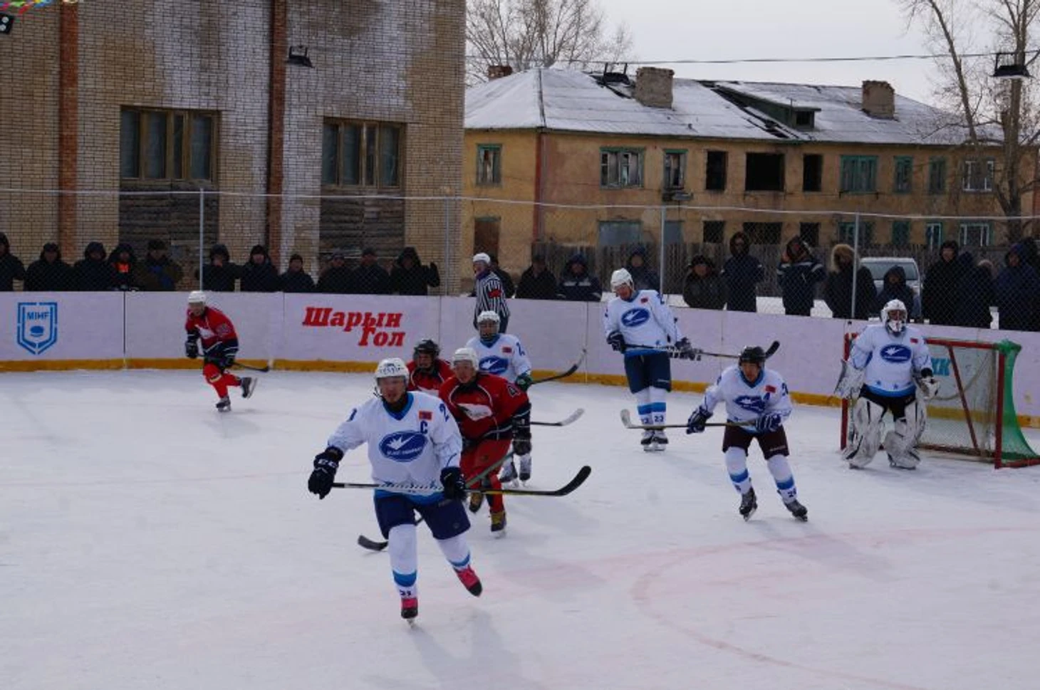 Фрагмент финального турнира чемпионата Монголии по хоккею в Шарын Голе