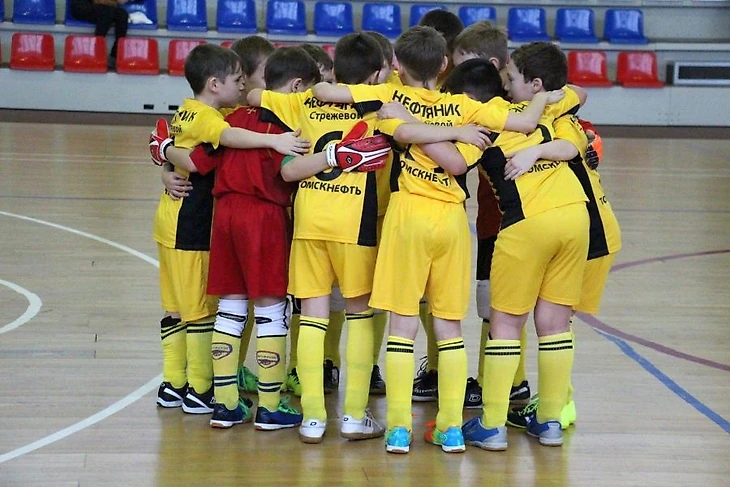 Юные футболисты из Стрежевого (фото со страницы Александра Чекаева в Одноклассниках)