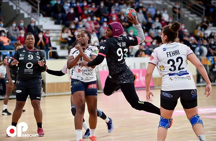 Чемпионка Европы в сборной Камеруна. 23-летняя Каришма Эко в хиджабе — новый лидер "львиц", изображение №5