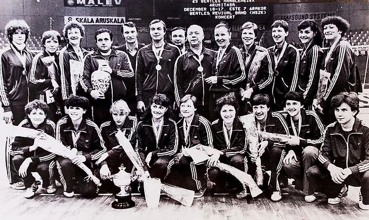 Сборная СССР — чемпион мира 1982 года. Наталья Цыганкова — третья слева в нижнем ряду