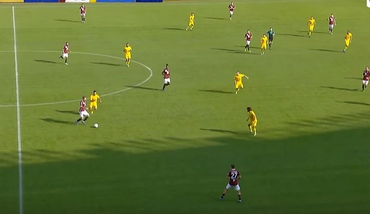 Лянко (типичная проблема для него) попытается отдать пас в развитие, в результате потеря. Добавим регулярные неточные длинные передачи и плохое давление (10 успешных из 44)