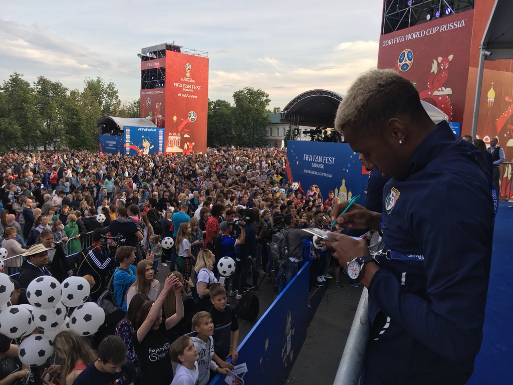 https://photobooth.cdn.sports.ru/preset/post/c/23/e4dd7e72d41cfaefb6d9cfe53864c.jpeg