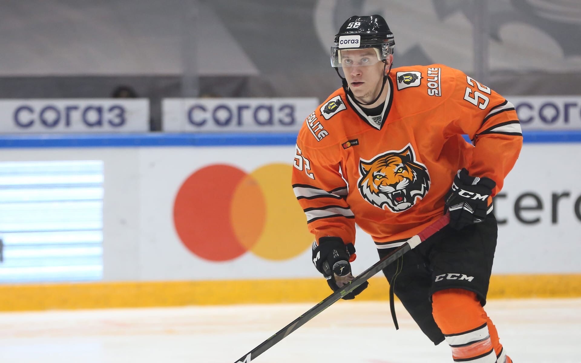 Еще один безумный гол в КХЛ: защитник так сильно бросил в борт, что шайба отлетела в голкипера – и в ворота