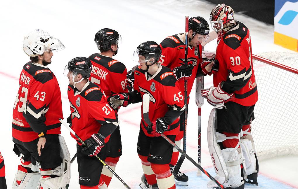 Вокруг «Авангарда» война инсайдов: известны все зарплаты, только им уже сложно верить