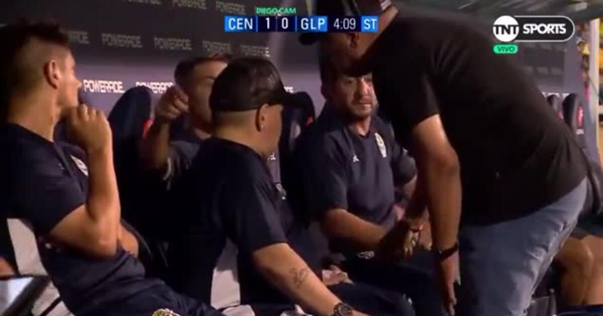 Помощники прикрыли Марадону от камер, когда ему принесли таблетки. Оказалось, что у него подскочило давление