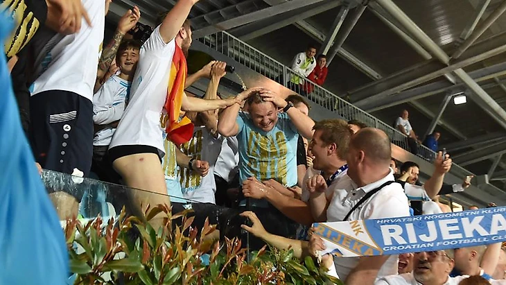 кека облили шампанским