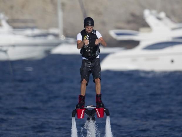 Leonardo-DiCaprio-Using-Flyboard-Spain-Pictures