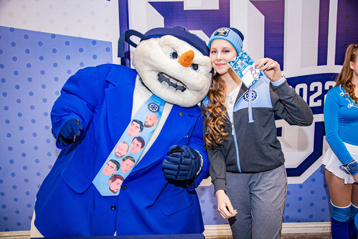 «Сибирь» отметила День снеговика: маскот сменил стиль, тренеры – в особых галстуках, а вместо игроков – игрушки