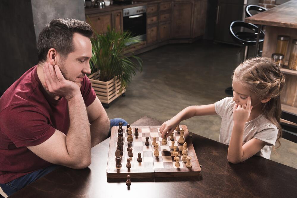 Как научить играть в шахматы ребенка