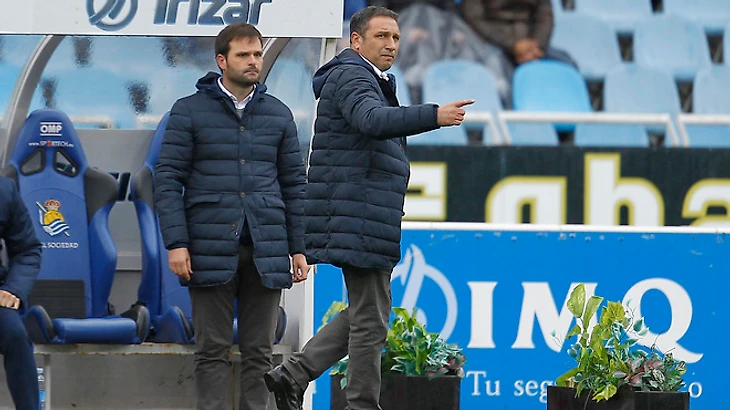 Eusebio da instrucciones durante un partido.
