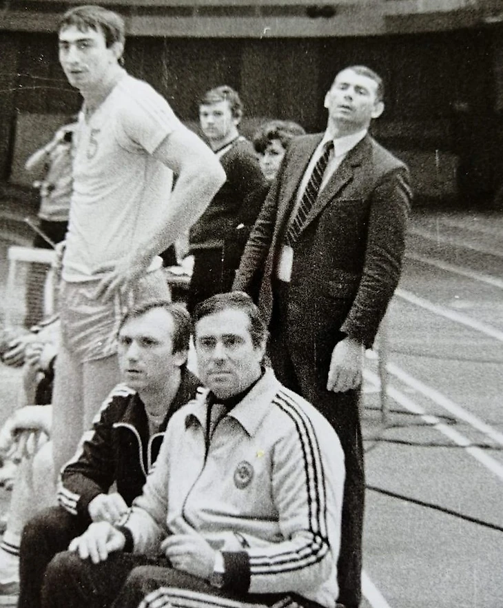 На скамейке минского СКА