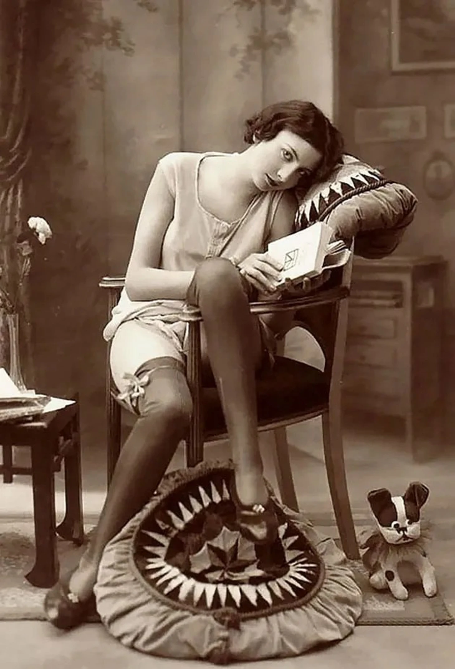 Women’s Beauty 100 Years Ago In Vintage Postcards